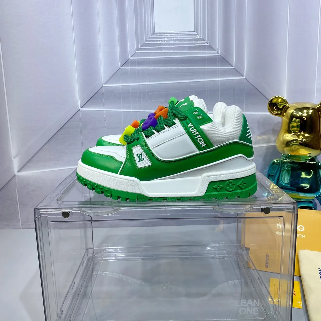👟👟Ex-factory price 840 𝙇𝙑 𝟐𝟎𝟐4/𝐒𝐒 𝐧𝐞𝐰 Louis Vuitton catwalk skateboard shoes are popular, LOUIS VUITTON Trainer is undoubtedly one of the most successful Sneakers launched by luxury brands, but the pace of exploration will not stop. LOUISVUITTON will also bring a new series of skateboard shoes in the spring of 2023. The new series in the picture returns to the 90s Chunky Skate Shoes bread shoes, with leather and mesh uppers. The fat silhouette and thick shoelaces are very eye-catching. It is expected to have quite a few colors like the Trainer. Judging from the previous DIOR show skate shoes, this chunky style may be even stronger next year. Size: Female 35-40 Male 39-46